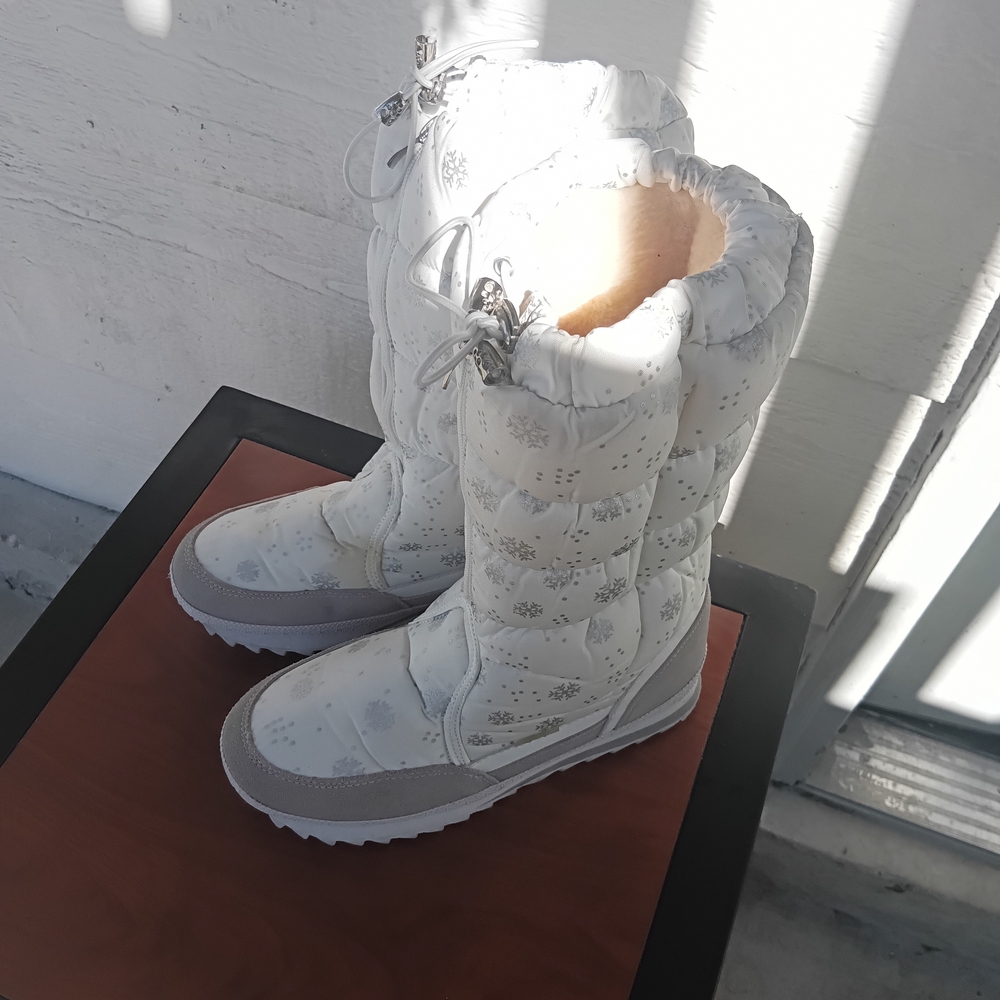 Cozy White Snowflake Winter Boots